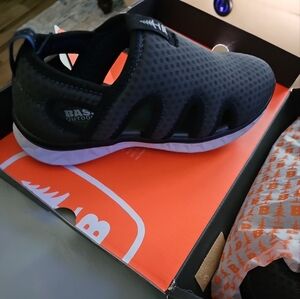 BASS OUTDOOR. SIZE 6. NEW IN BOX